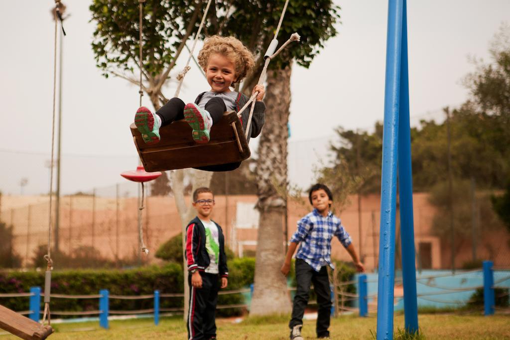 אגאדיר Tui Suneo Kenzi Europa מראה חיצוני תמונה Children playing on a swing